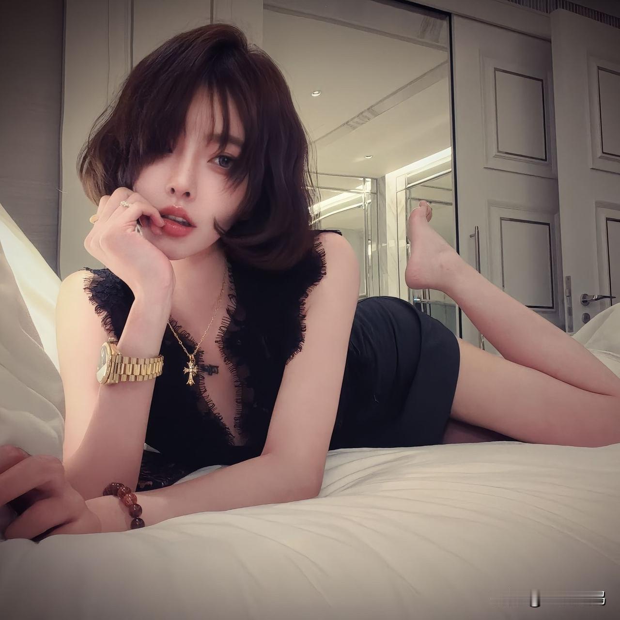 都是小人物，影响不了任何人，
也载入不了史册，
只要把自己的生活过滋润，
一生平