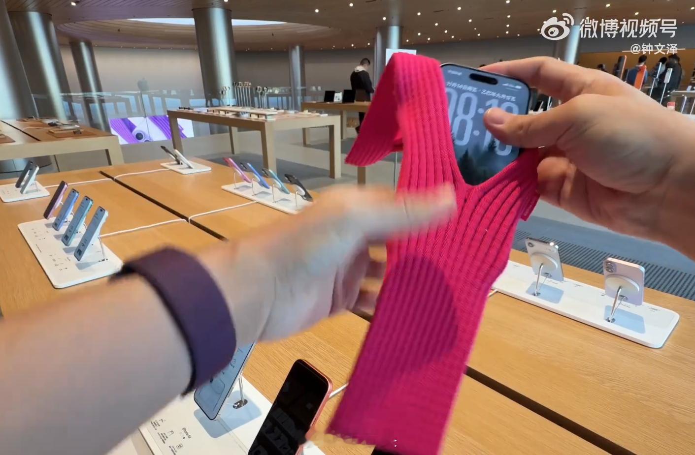 今年最抽象的手机配件，没有之一。1299元，还是苹果比较会抢，天天把高端挂嘴上的