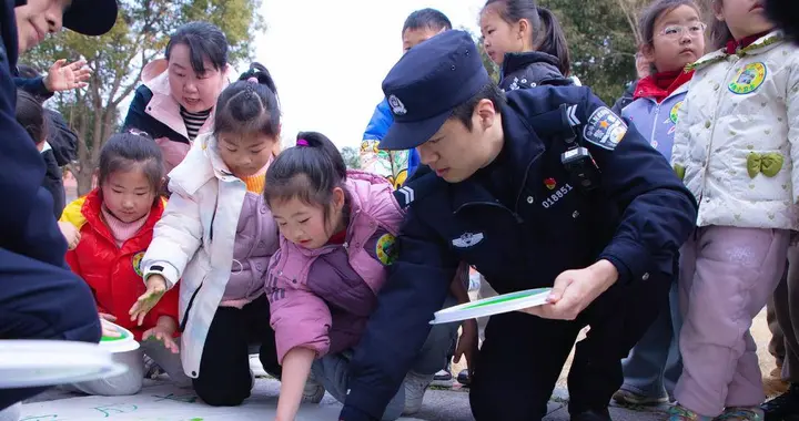 南京横梁派出所民警与孩子们共植一抹“平安绿”