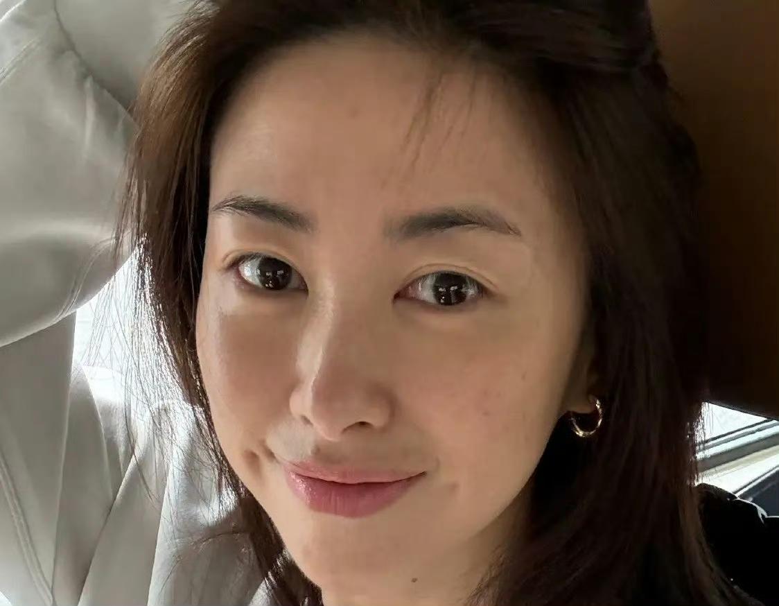 为什么朱珠越老越有味道？淡颜+松弛感，才是顶级审美！

朱珠的颜值，完美诠释了什