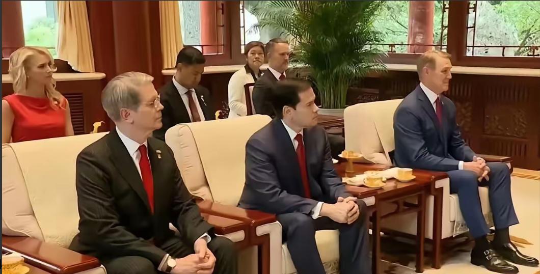 特朗普和美政府高官在华全程严肃认真、正襟危坐、学会了尊重、规矩，完全没有了他们在