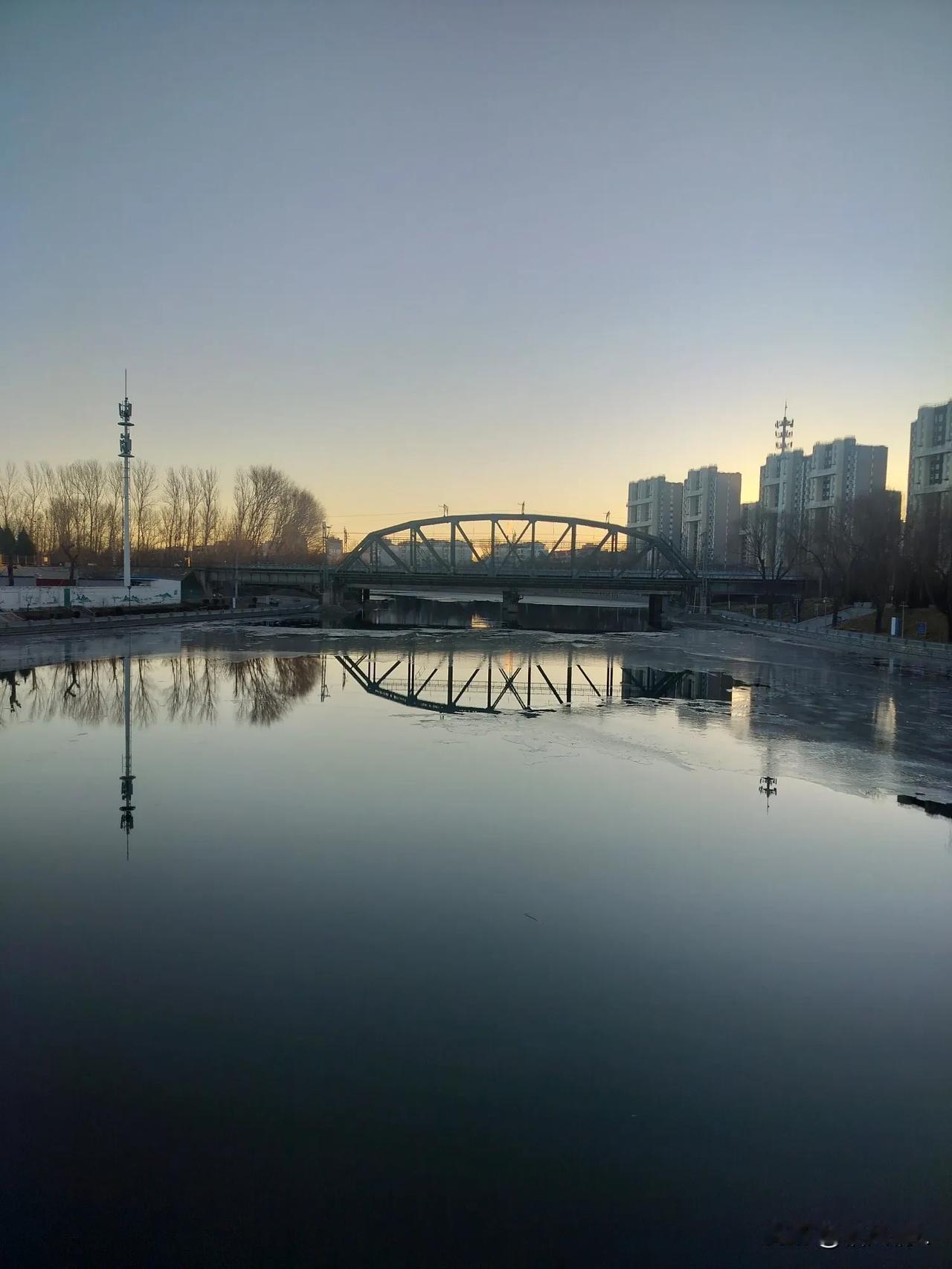 冬日生活记录都已经数九天气了，早上不到8点，河水是这样的，没冻上冰，一九二九难出