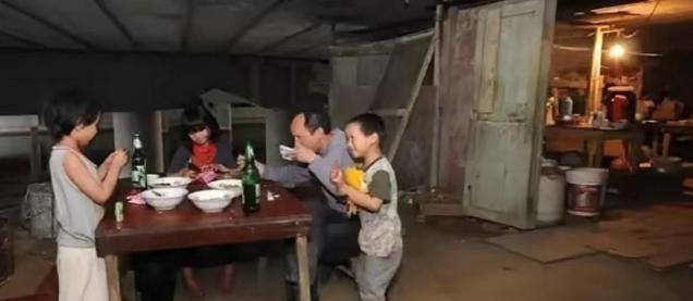 2000年，浙江嘉兴一桥洞下住着一对夫妻，蜗居10年生4个孩子，与老鼠为伴。谁料