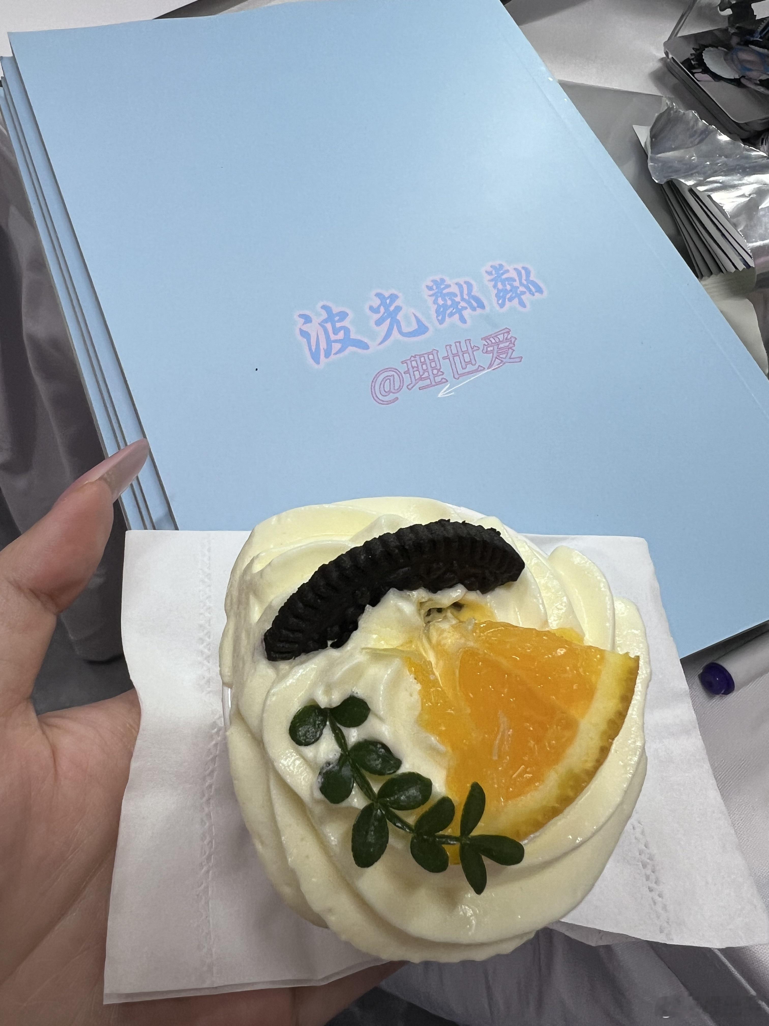 在沈阳收到了的生日写真和小蛋糕🍰，鸽鸽要越来越幸福，永远开心，还有就是注意身体