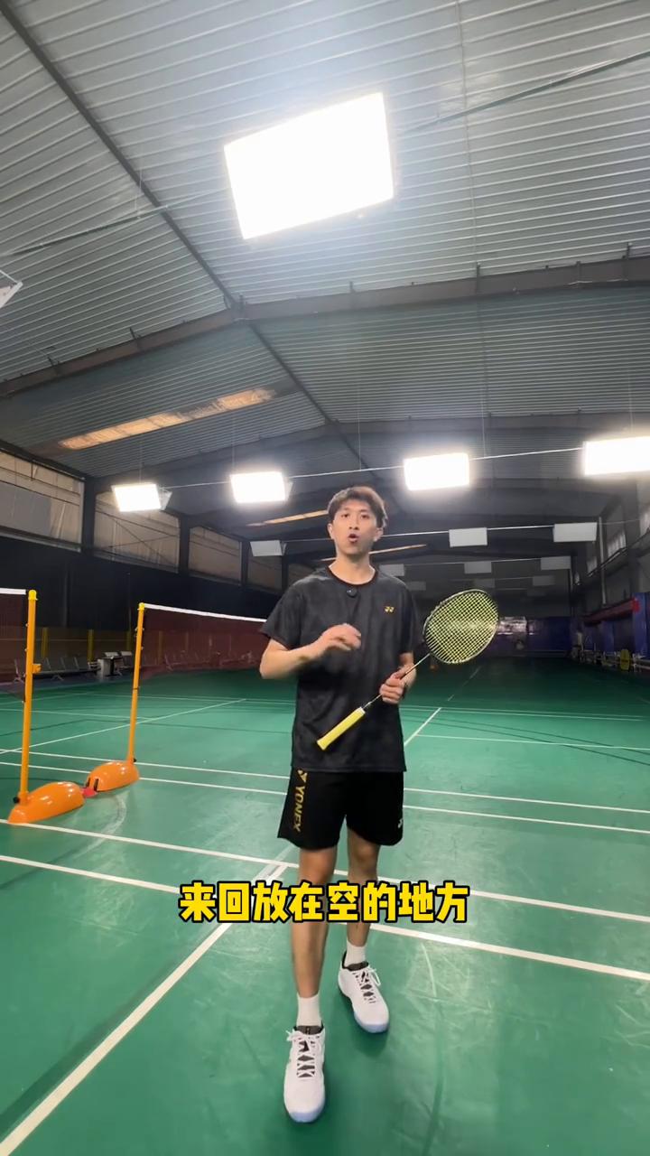 乔纳坦每天偷偷练的就是这个，今天给你们两个训练。
·第一个，拿三个球摆，像这样三