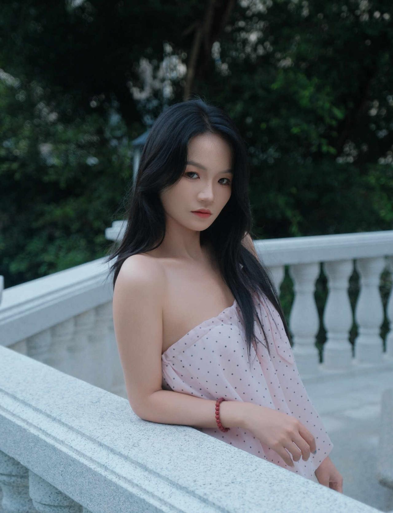 误入法式庄园...
根本选不出9张！每一张都美到窒息，粉白建筑+温柔裙子，这波直