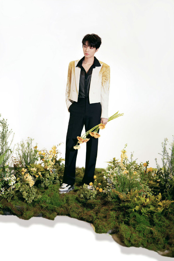 王俊凯送考哪位姐姐 王俊凯突然现身送考团，惊喜感直接拉满，到底是哪位姐姐能收到这