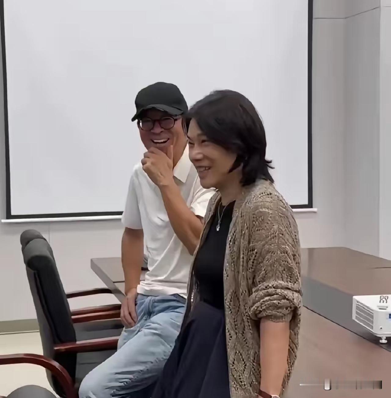 俞敏洪和董明珠在一起愉快的交流，他们俩个还都是老乡呢，董明珠是南京人，俞敏洪是江