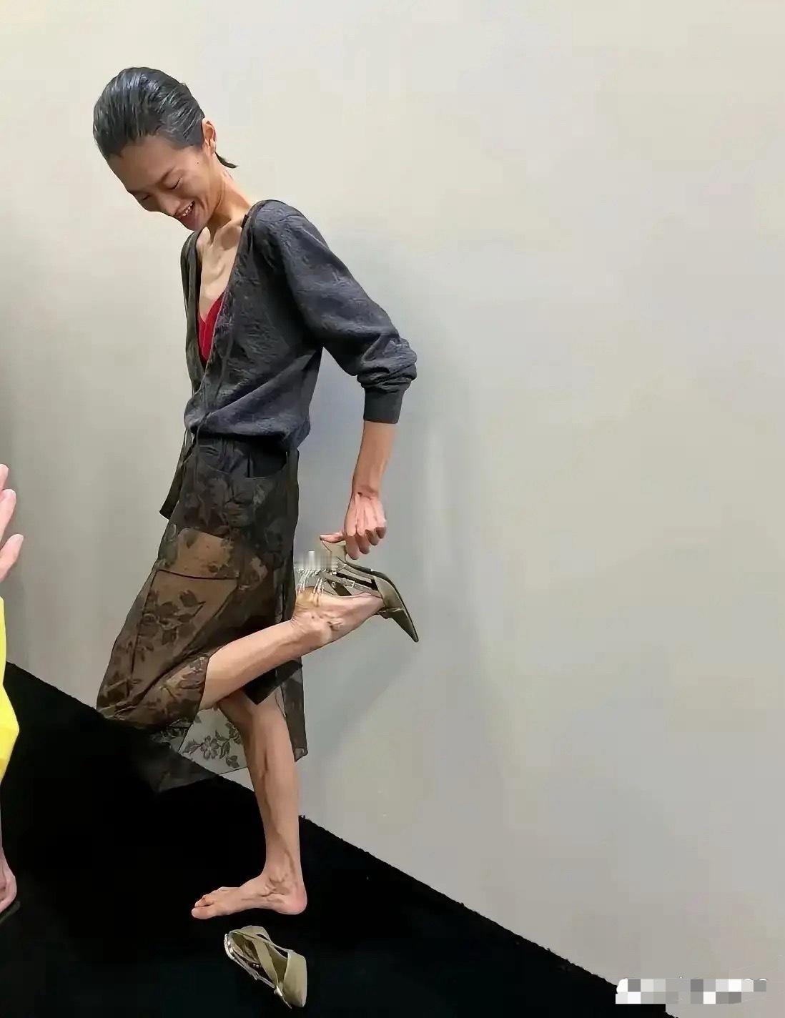 瘦的都成排骨了，这样真的很美吗……！ 