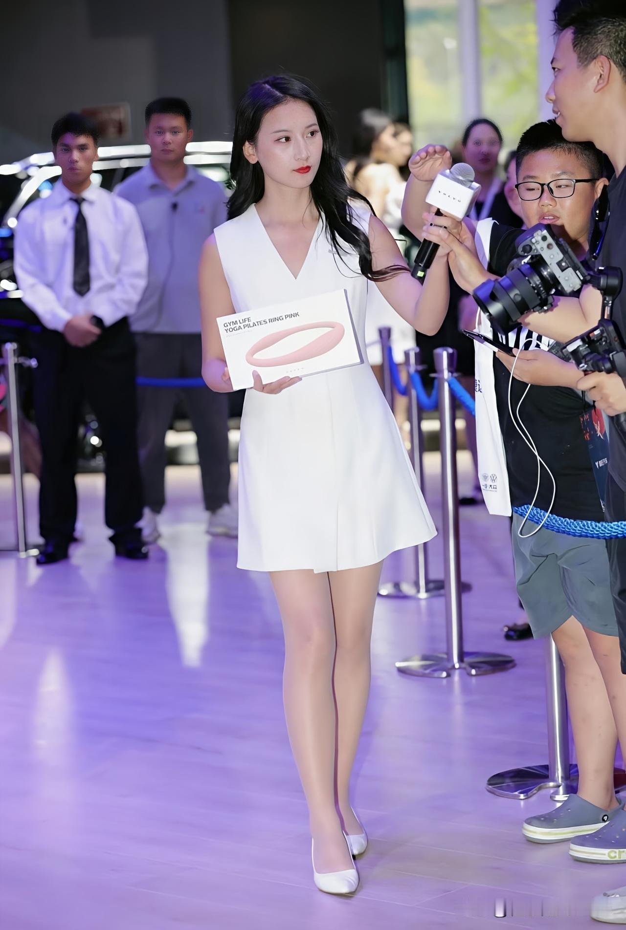 优雅白裙女神，惊艳亮相！
