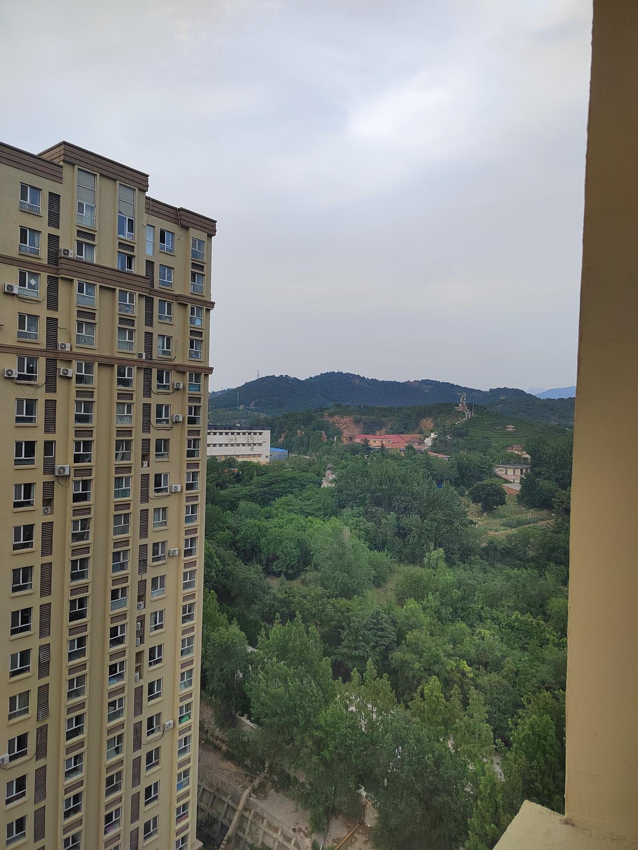 窗景治愈时刻｜一半烟火楼房，一半山野清风
不必远行，在家就能眺望连绵青山
满眼苍