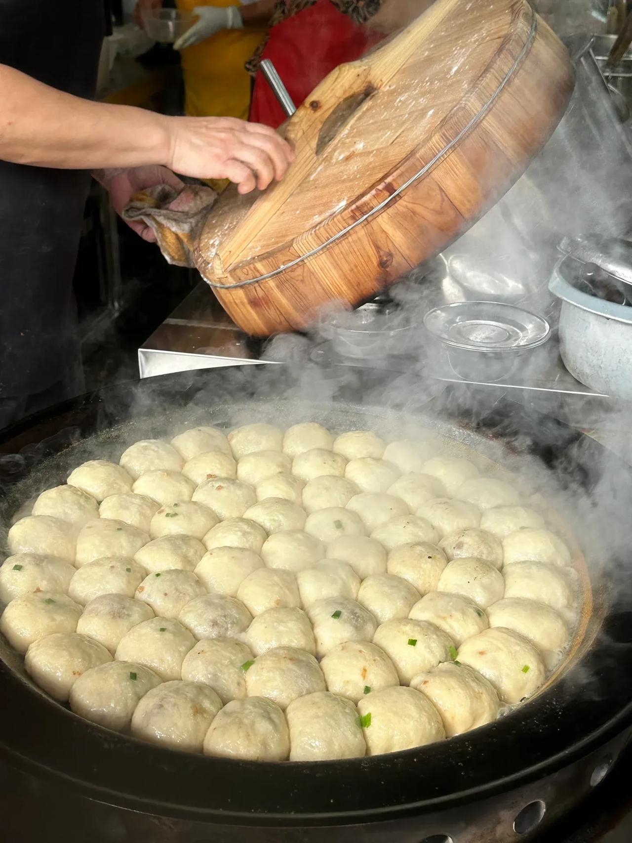 快！快！快！去抢煎包了

跟叔叔阿姨抢包子了 不快一点根本抢不到 早上九点门口就