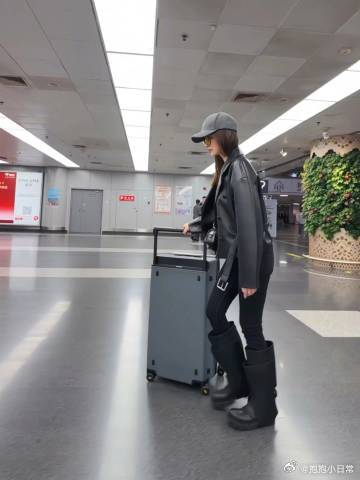 李小冉希望初舞台别摔跤乘风2026 刚刷到李小冉的官宣，直接泪目了！50岁还能有