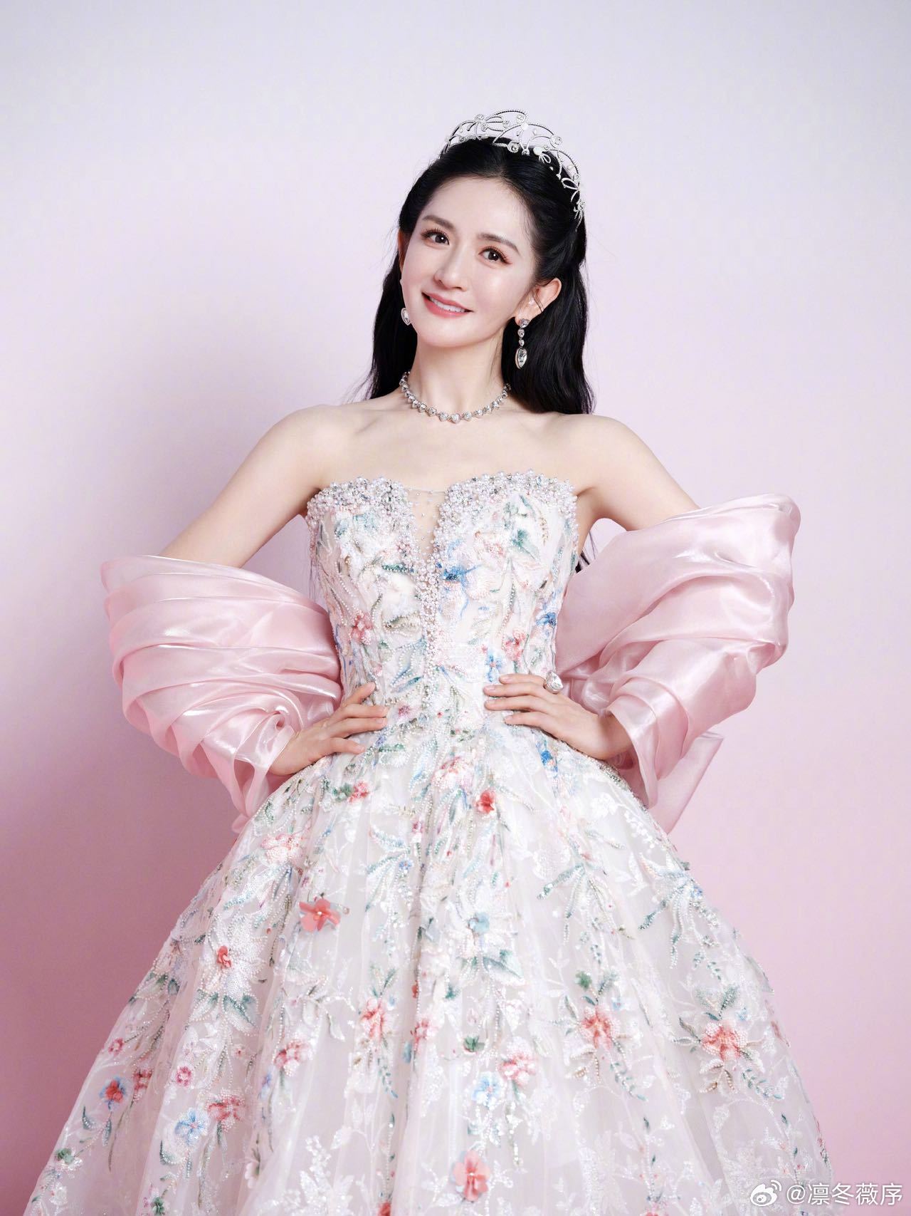 谢娜的话筒一直是在冲着李小冉的谢娜李小冉从北漂地下室走到聚光灯下 他们的友谊在时