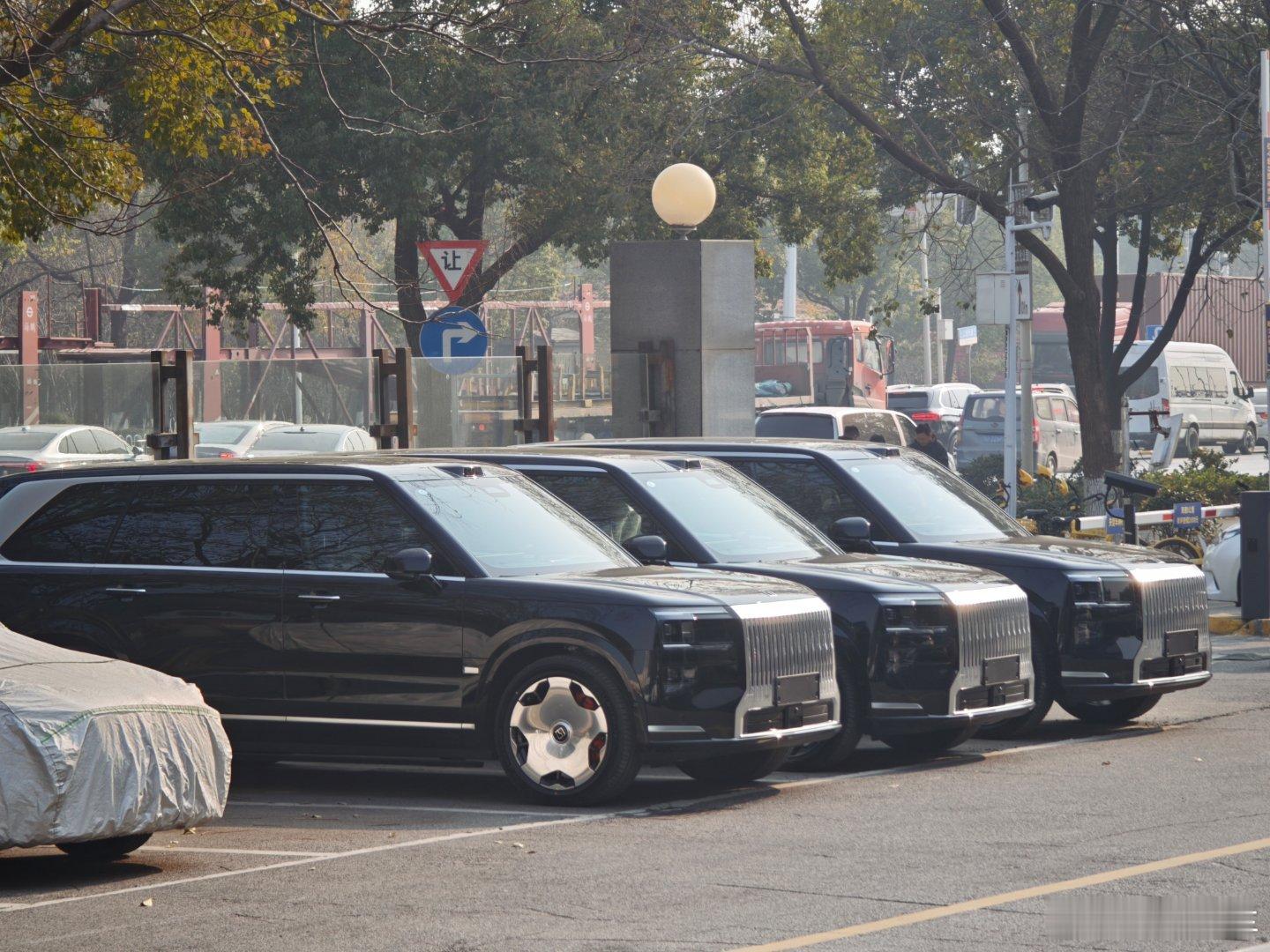 三台9X摆在一起 这个气场还是强大的 就是内饰质感不太精致 感觉没有009的内饰