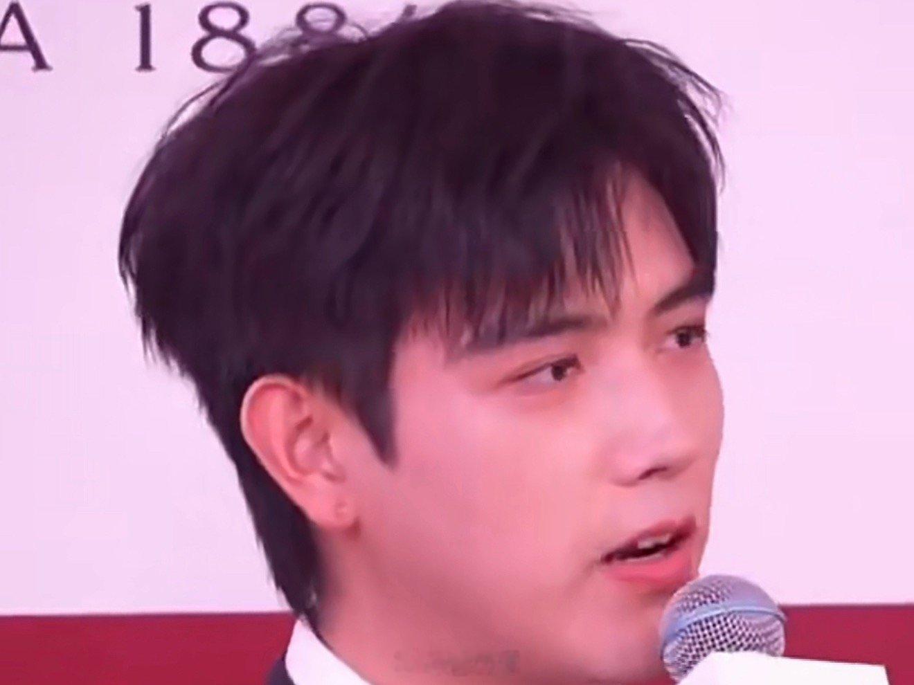 陈飞宇刘昊然都胖了陈飞宇刘昊然幸福肥 哈哈哈哈哈果真是爱情的滋润让人忘记身材管理