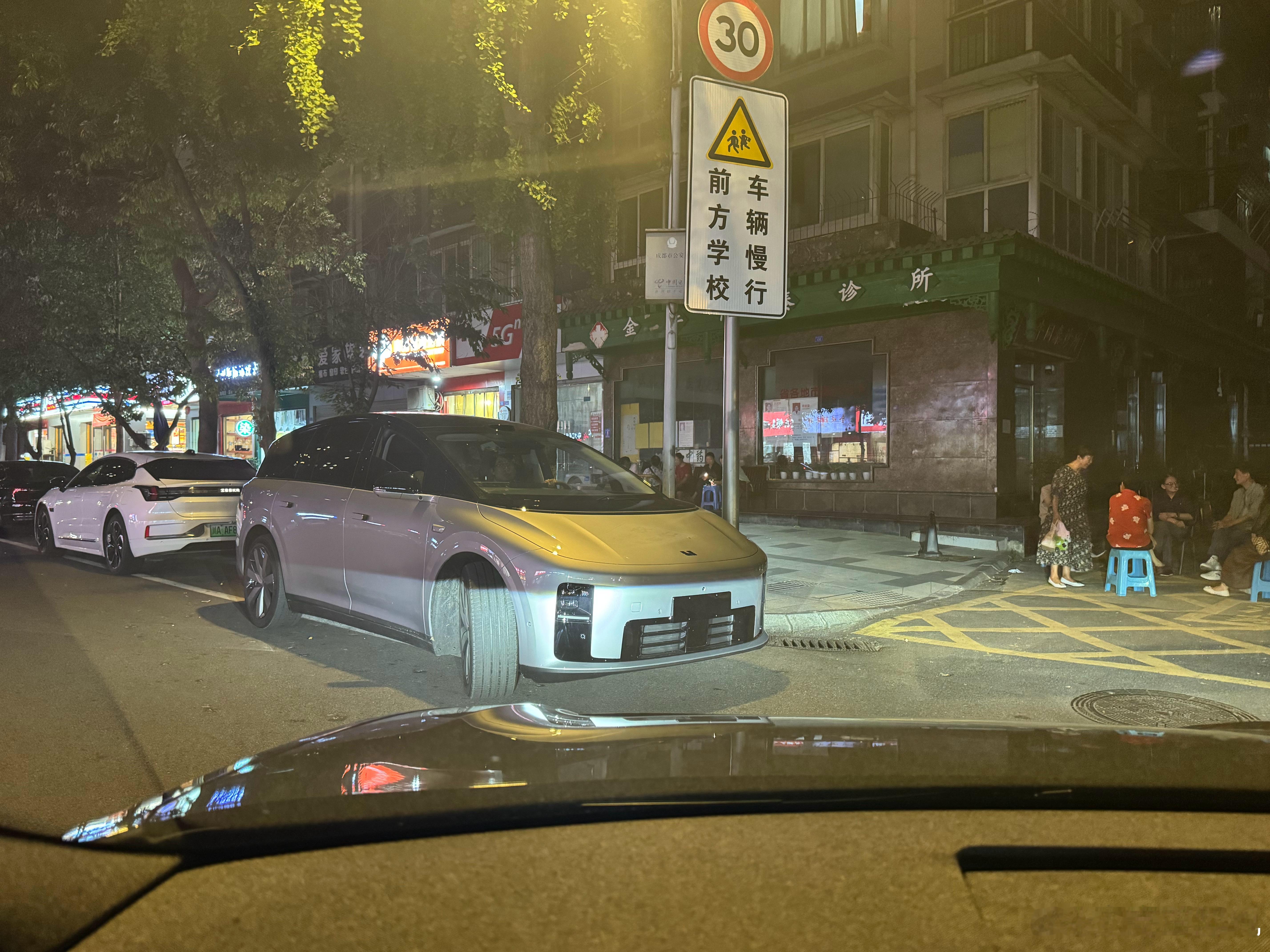 昨晚拍的忘记发了，理想i8在日常道路看上去比极氪001大不少的感觉。 ​​​
