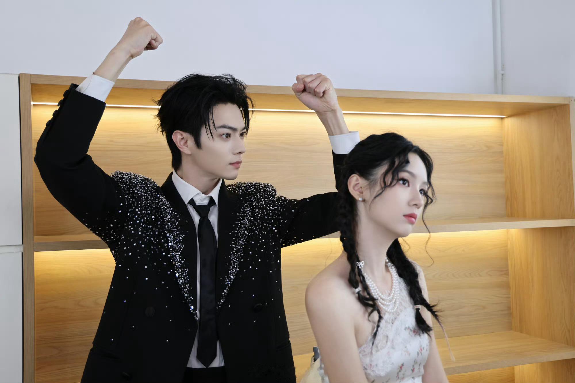 许凯周也大半夜发互动合照，这情头不就来了吗！两位颜值演技双杀，这波细糠我先吃为敬