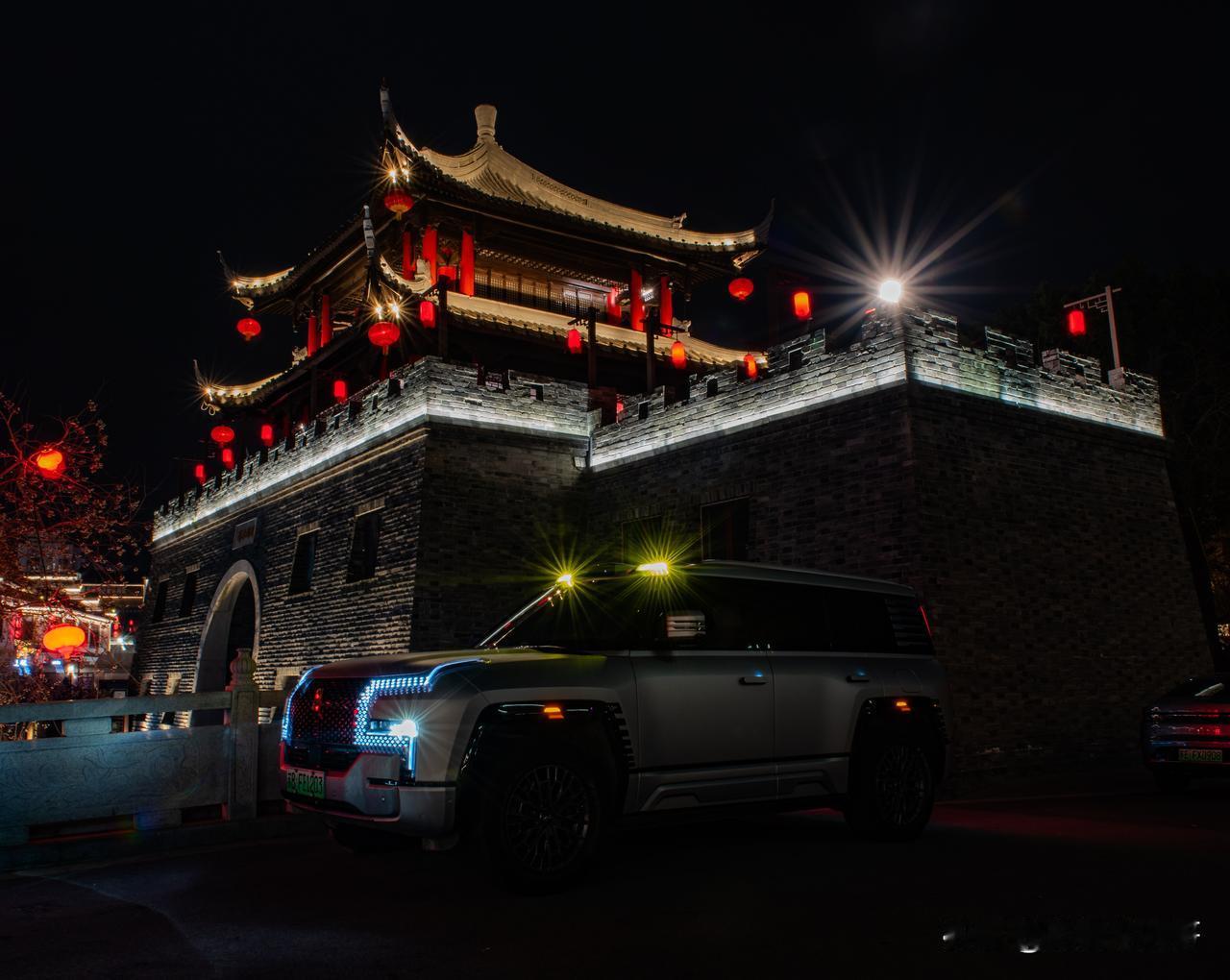 梅里夜，U8行。
红灯笼是时光的注脚，车轮是向前的答案