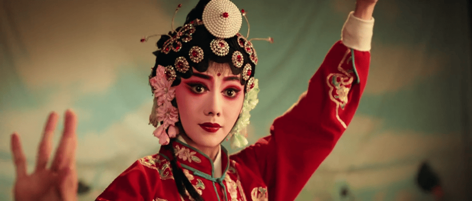 主角登台戏 零台词但头皮发麻台下满堂喝彩热闹十足，台上秦娥静默无言，强烈反差氛围