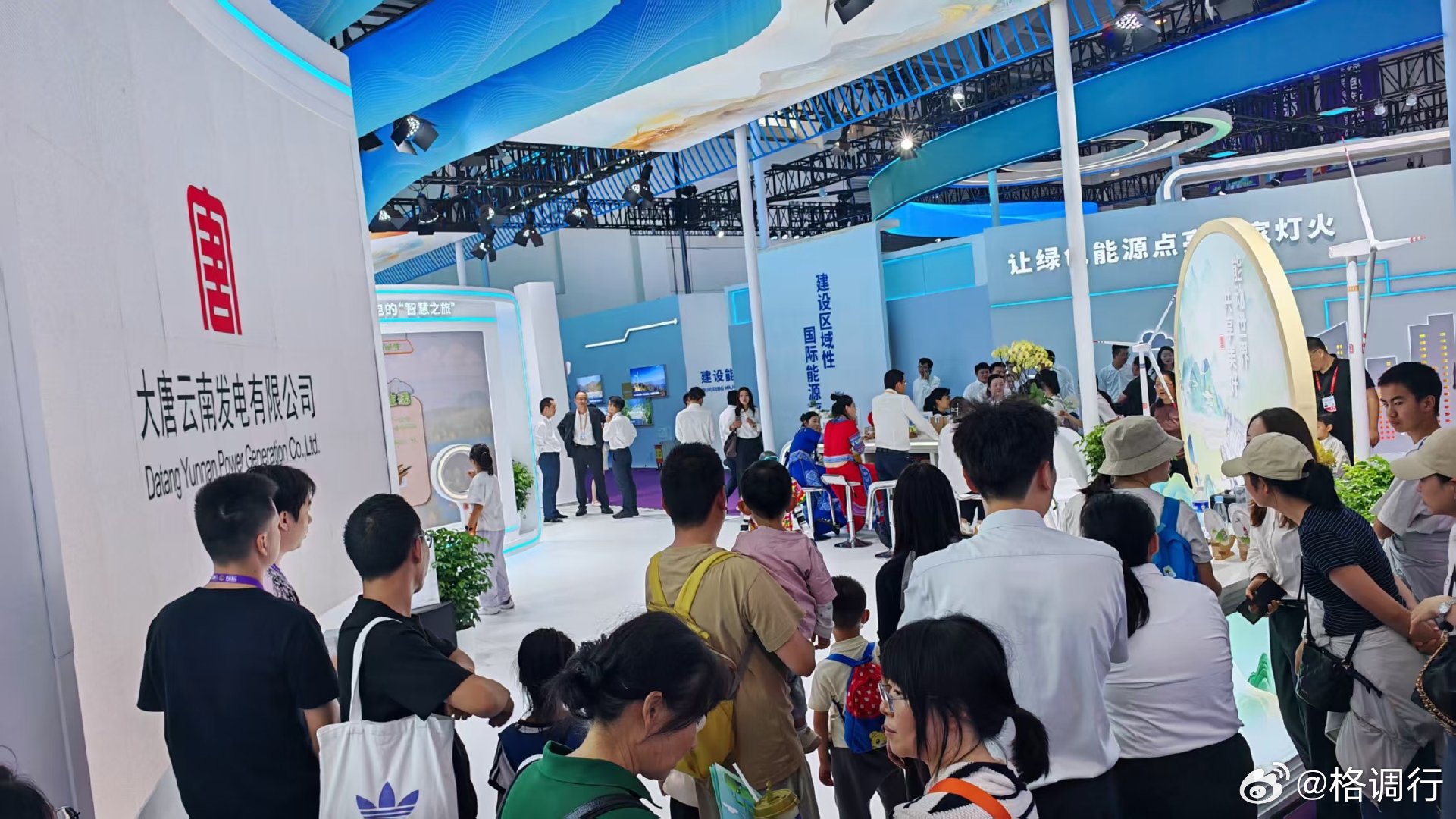 人山人海的南博会现场 今年南博会 的确是举办的非常的不错呢，并且这一次现场真的是