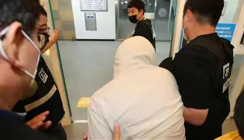 中国女留学生在韩国遇害案最新进展：韩国法院对嫌疑人郑某签发拘捕令；嫌疑人自述存在