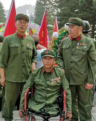 1996年，贵州一保安殴打一名失去双腿的三轮车司机。

然而，当警察看到残疾司机