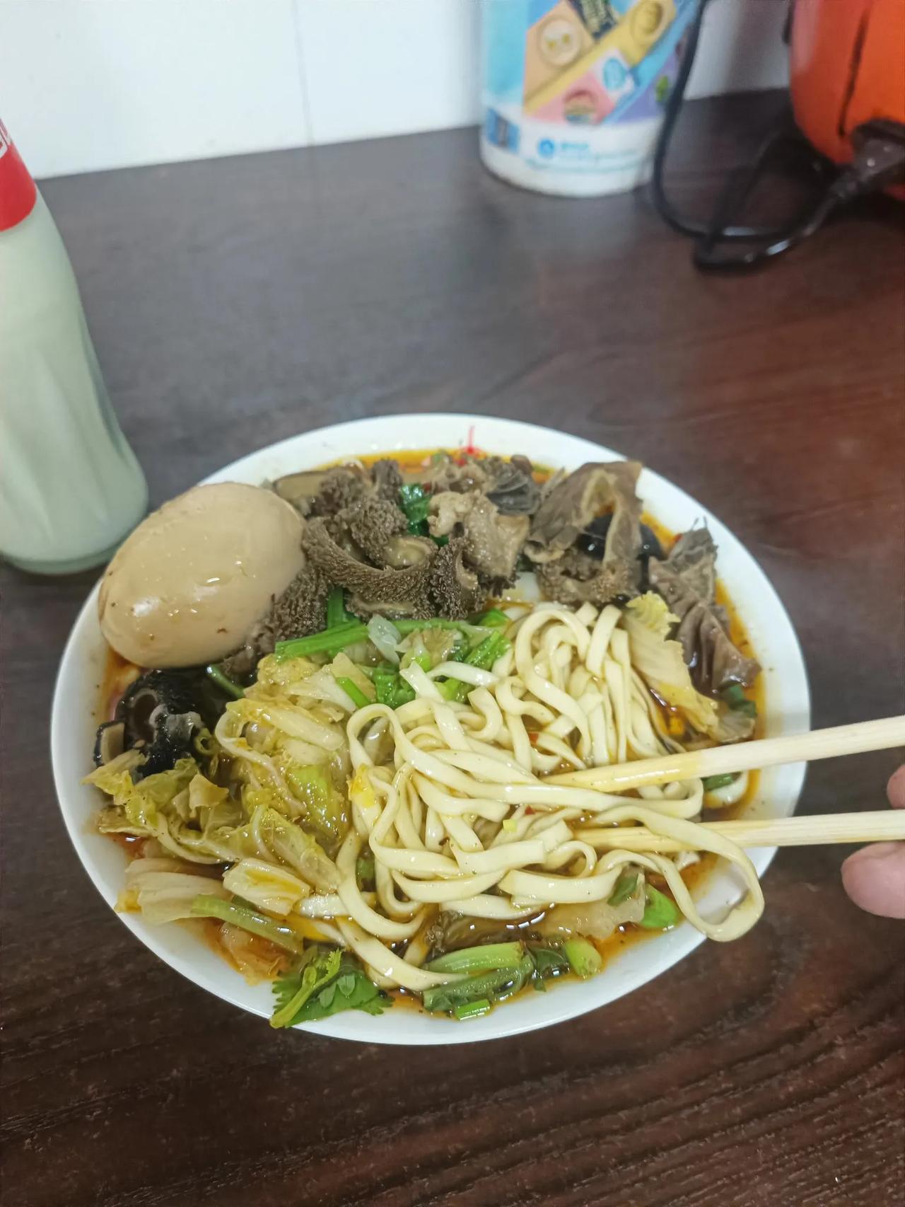 前几天在湖北宜昌吃了一碗面，配料分量也足味道也不错，就是感觉没煮熟有点夹生。😂