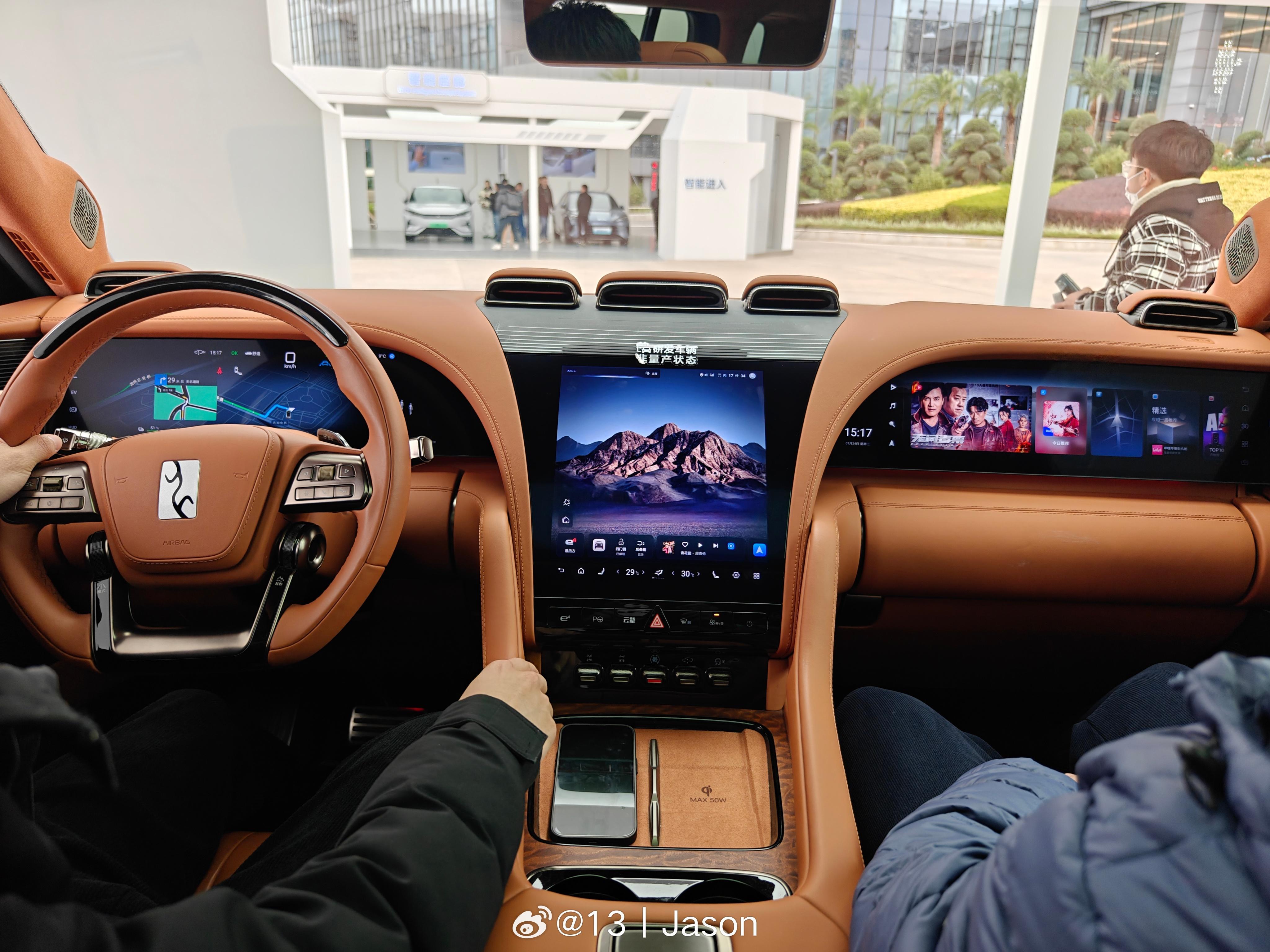#比亚迪智能化家底有多厚# 第一次坐进了「百万级」的仰望 U8 里面，除了感受一