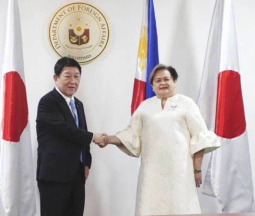 菲律宾现在也学会玩"平衡术"了，当着日本外相的面，菲律突然宣布对中国公民免签，这