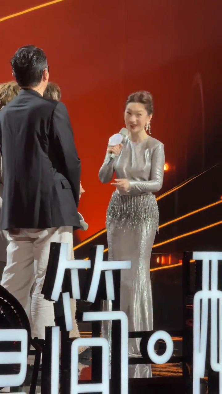 《国乐无双》第九期录制日。
欢迎光临爱笑的蓝习习。
第九期，未来我们也期待着今天
