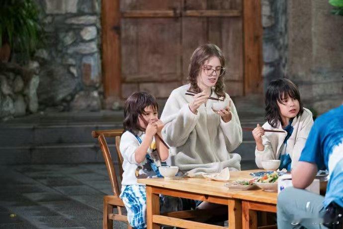 三三力安要去瑞典上学了爸爸当家恭喜三三力安踏上瑞典求学的旅途，从节目里的小朋友一