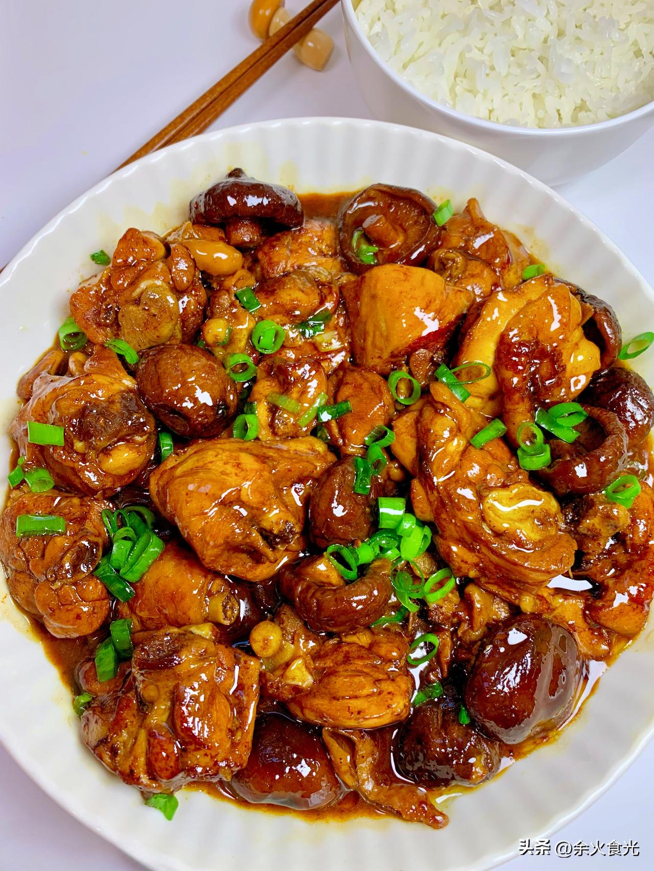 不知道大家有没有这种经历，辛辛苦苦炖上一锅鸡肉，结果鸡胸肉干硬发柴，嚼起来干涩得