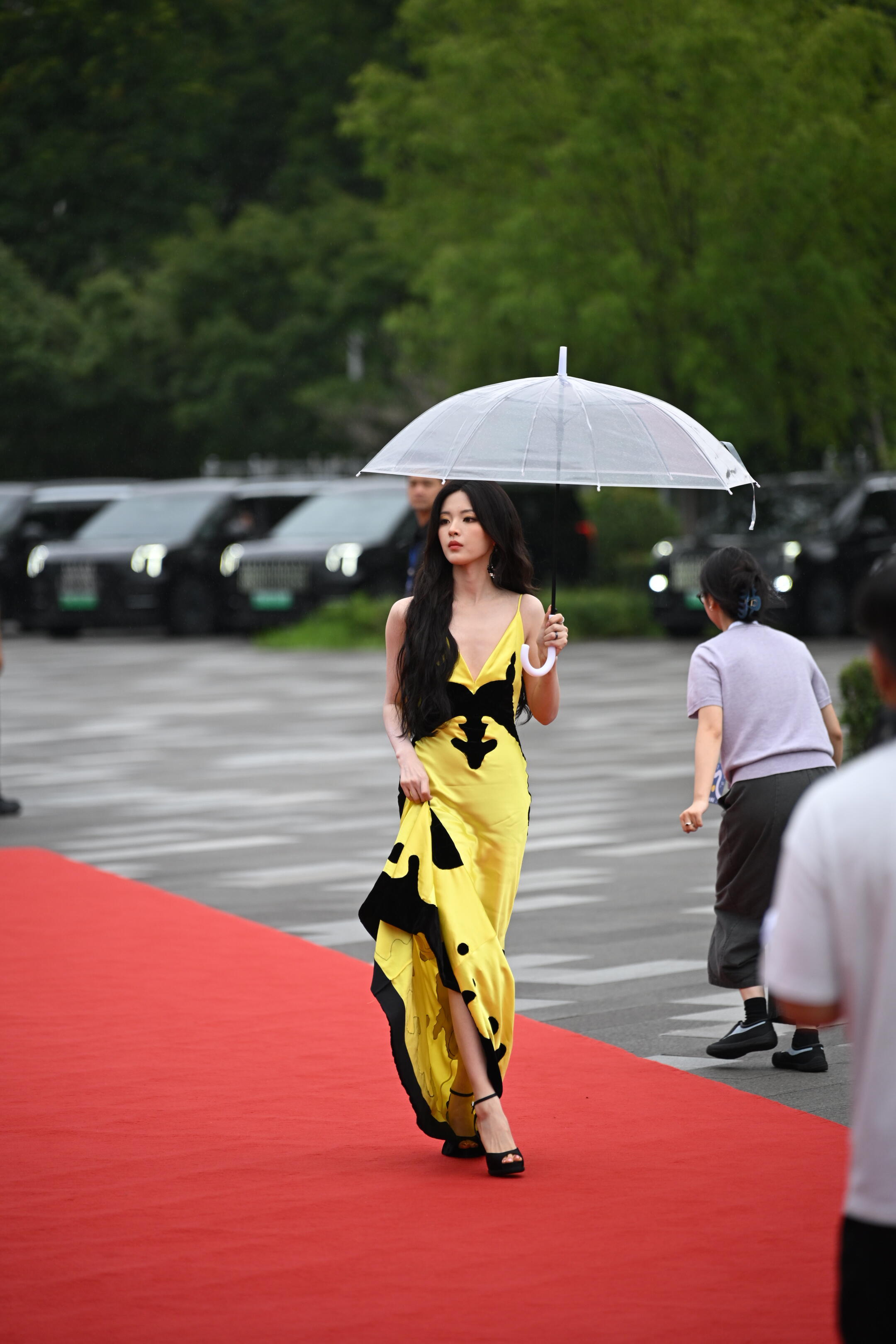 杨超越真的好棒，连续12天在榜了，我们喜剧之王是不是要来了杨超越黄裙高定 杨超越