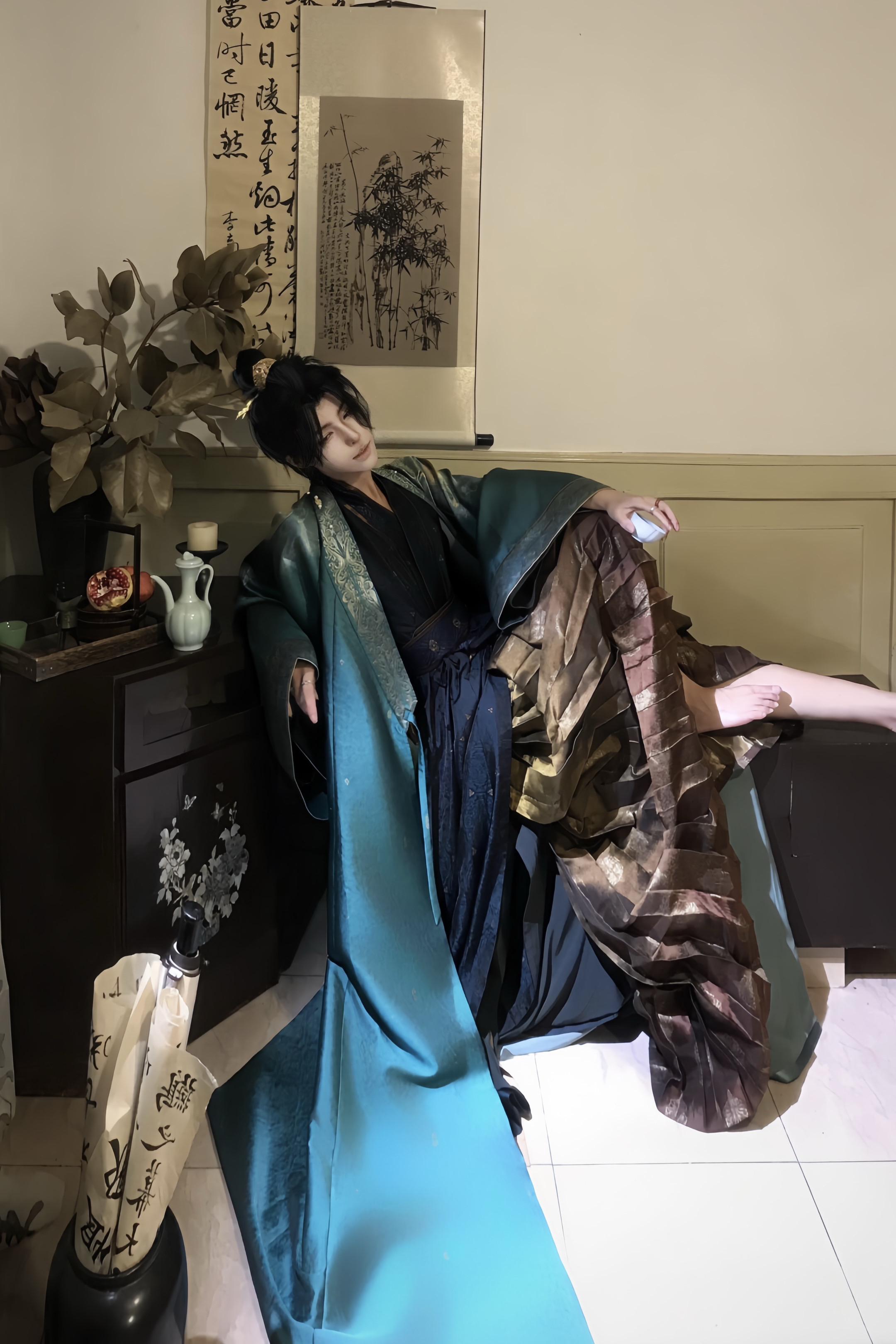 “一樽青骓亭江月上 谁轻抚凤求凰”