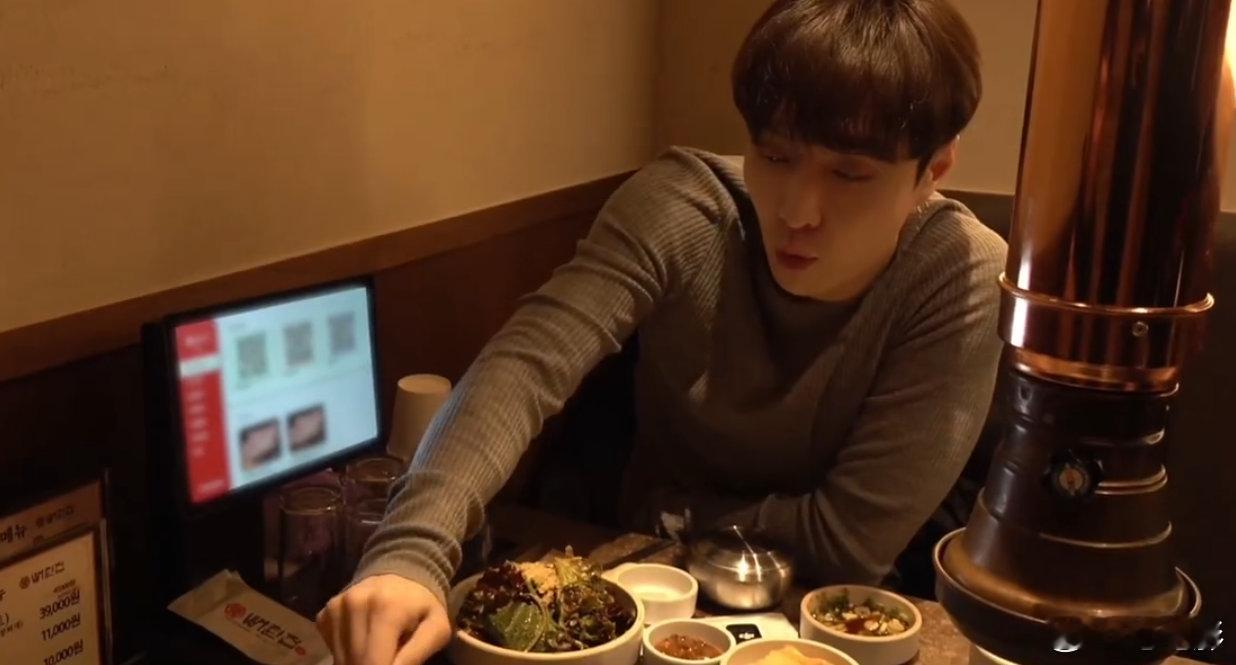 张艺兴也是老吃家啊张艺兴也是老吃家实锤了！对美食的点评也太专业，看着都要流口水张