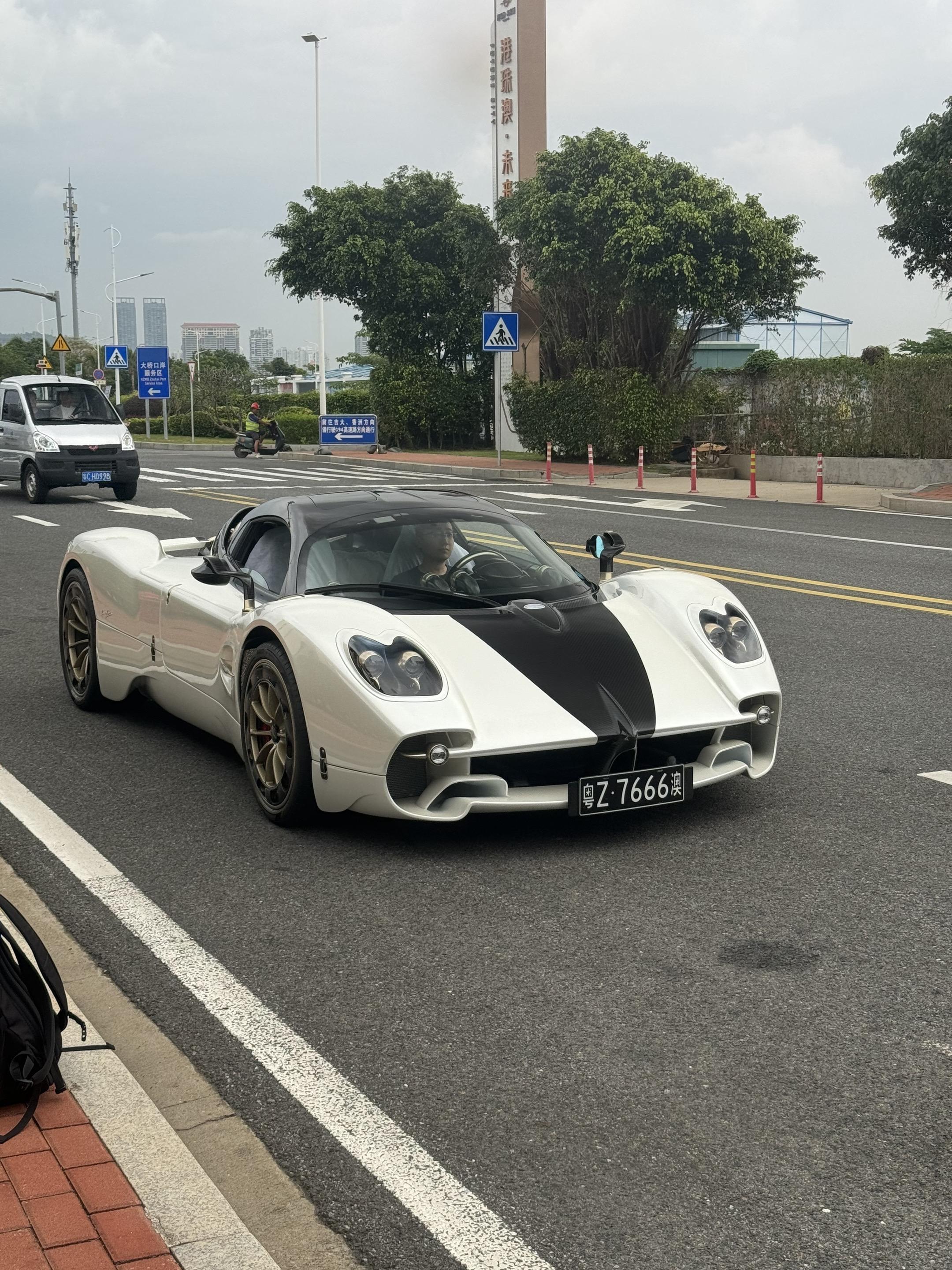 大陆三台合法上路帕加尼Utopia中的一台