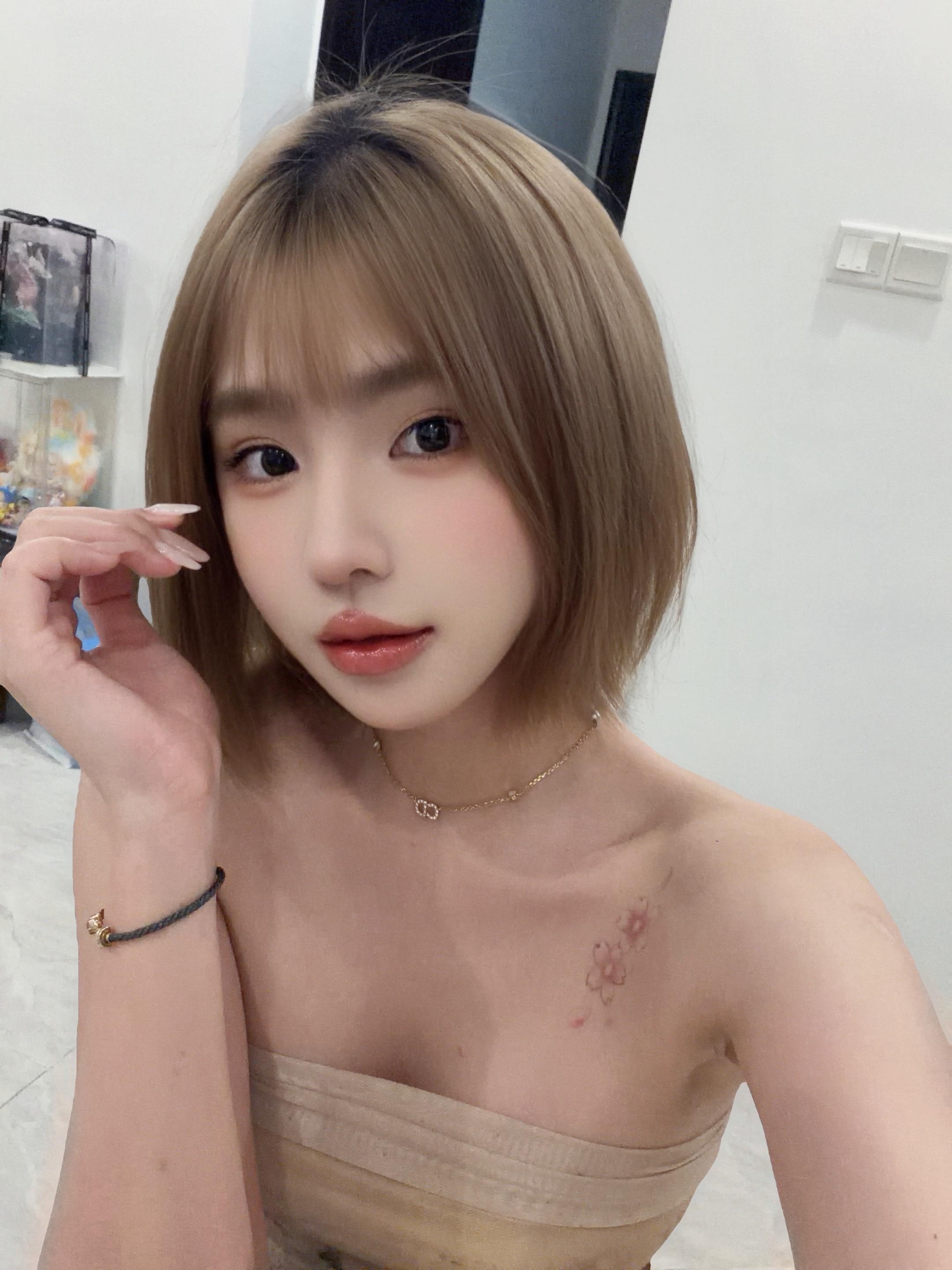 好久不见  依旧魔丸 脾气犟  有点傲慢  不爱讨好  还是爱笑