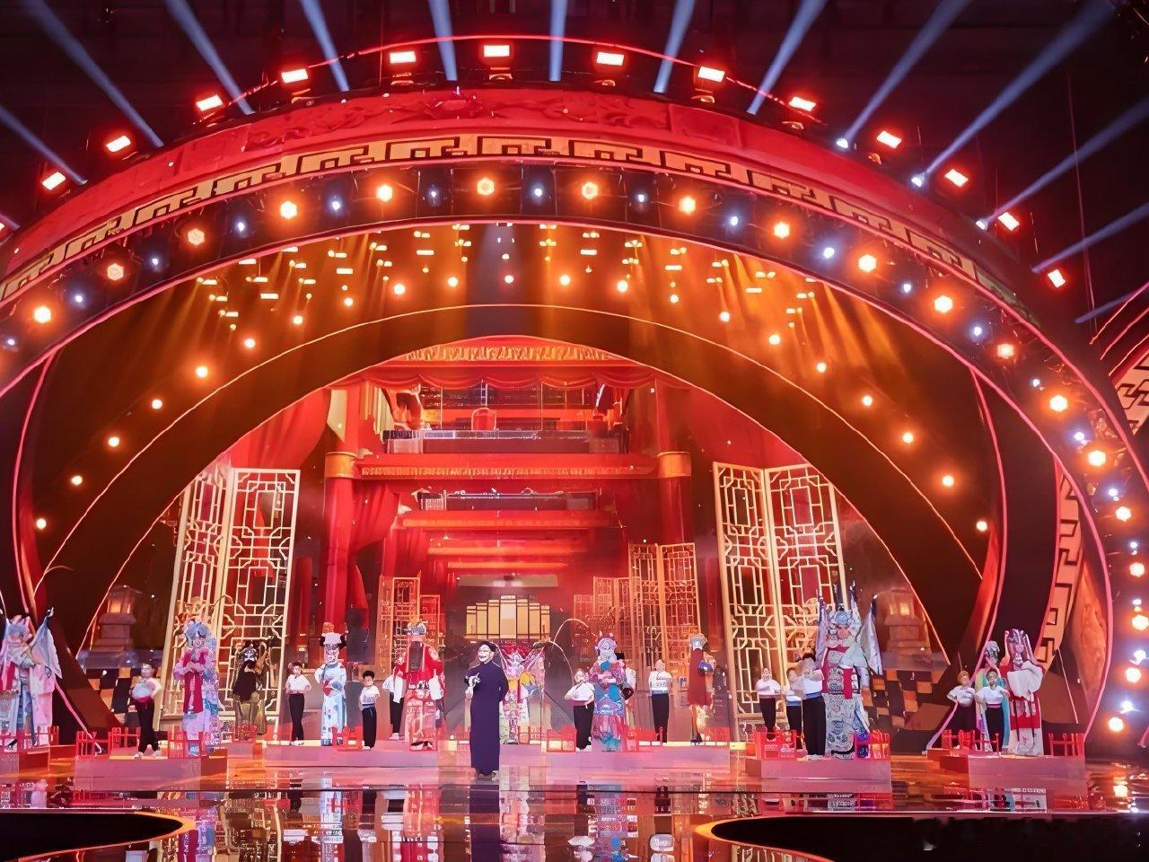 春晚的科技元素一年比一年夯 今年的舞美太有巧思，科技让传统文化“活”了起来，每一
