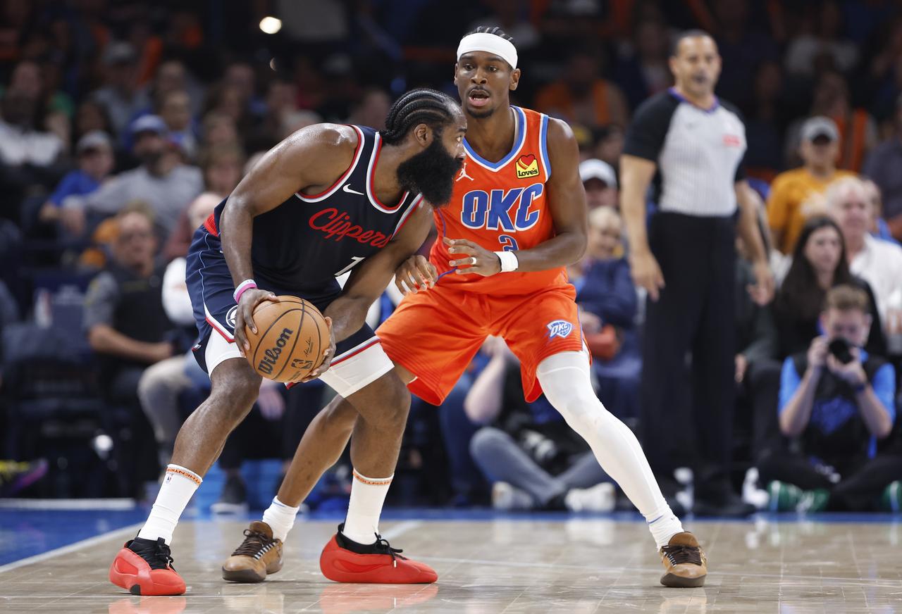 奇葩！NBA杯决赛的第二天竟有四场比赛，也就是说，这8支球队如果打进决赛，那背靠