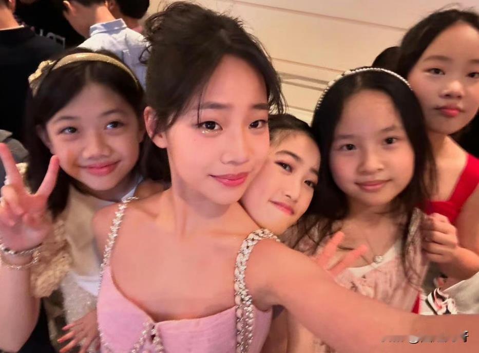 真成熟！许老三参加小学毕业毕业派对，打扮精致穿着吊带裙，与其他的女孩子同框“姐”