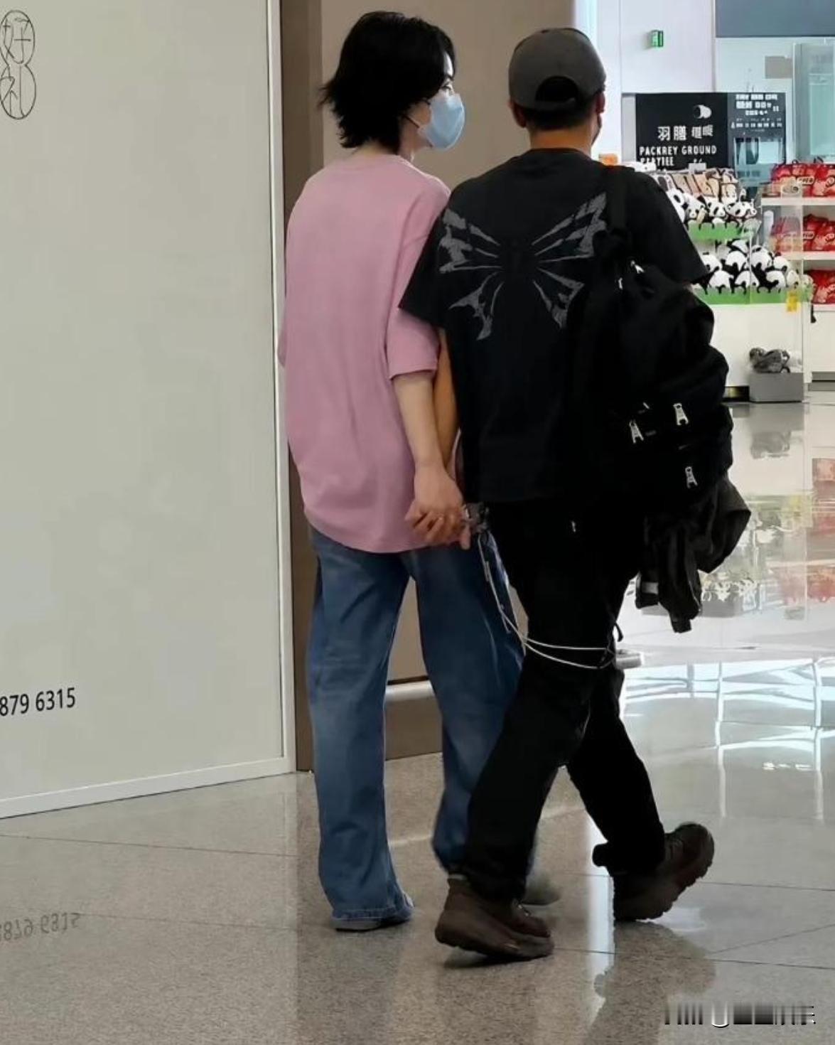 终于搞懂谢霆锋为啥走到哪都戴着这只手镯了！
之前一直好奇他不管录综艺、出席活动手