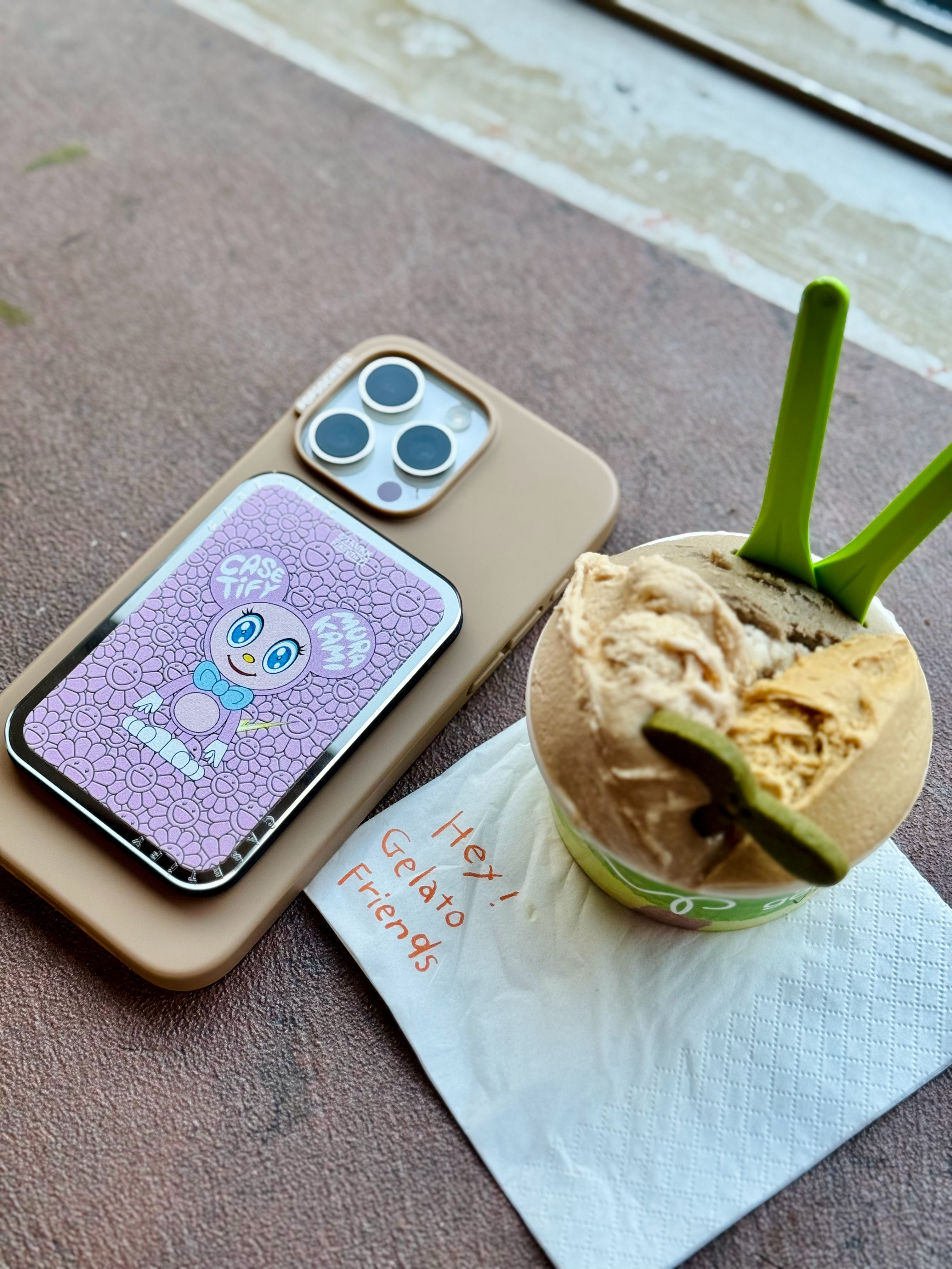 入手一个磁吸的卡包支架[doge]另外今天去吃了dip in gelato的蒲公