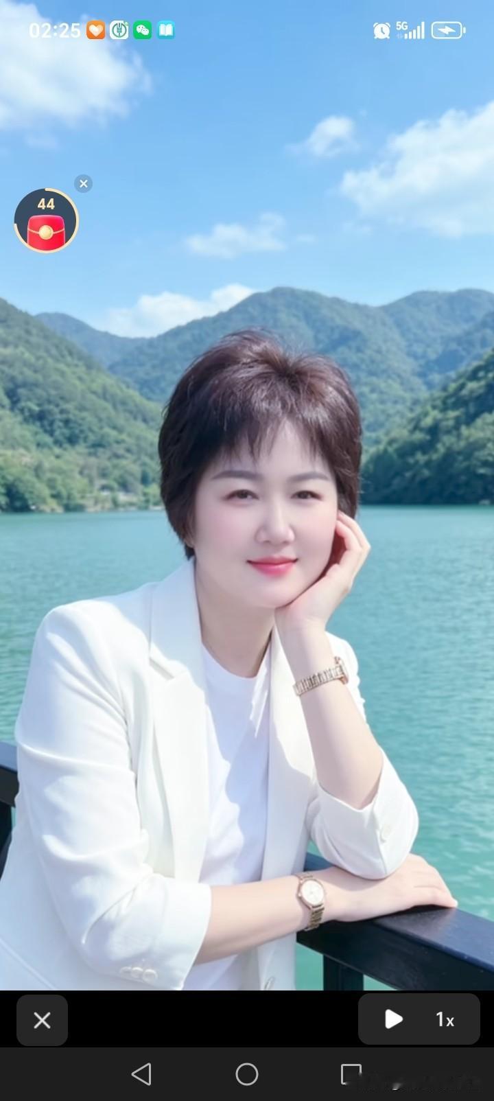 “湖光山色映白衣，静看云卷云舒”，这画面堪称绝美。想象自己一袭白衣，立于如镜湖边