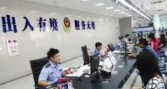 中央这次反着来！以前，有些人玩的都是"先走人、再脱身"的套路：悄悄把老婆孩子往国