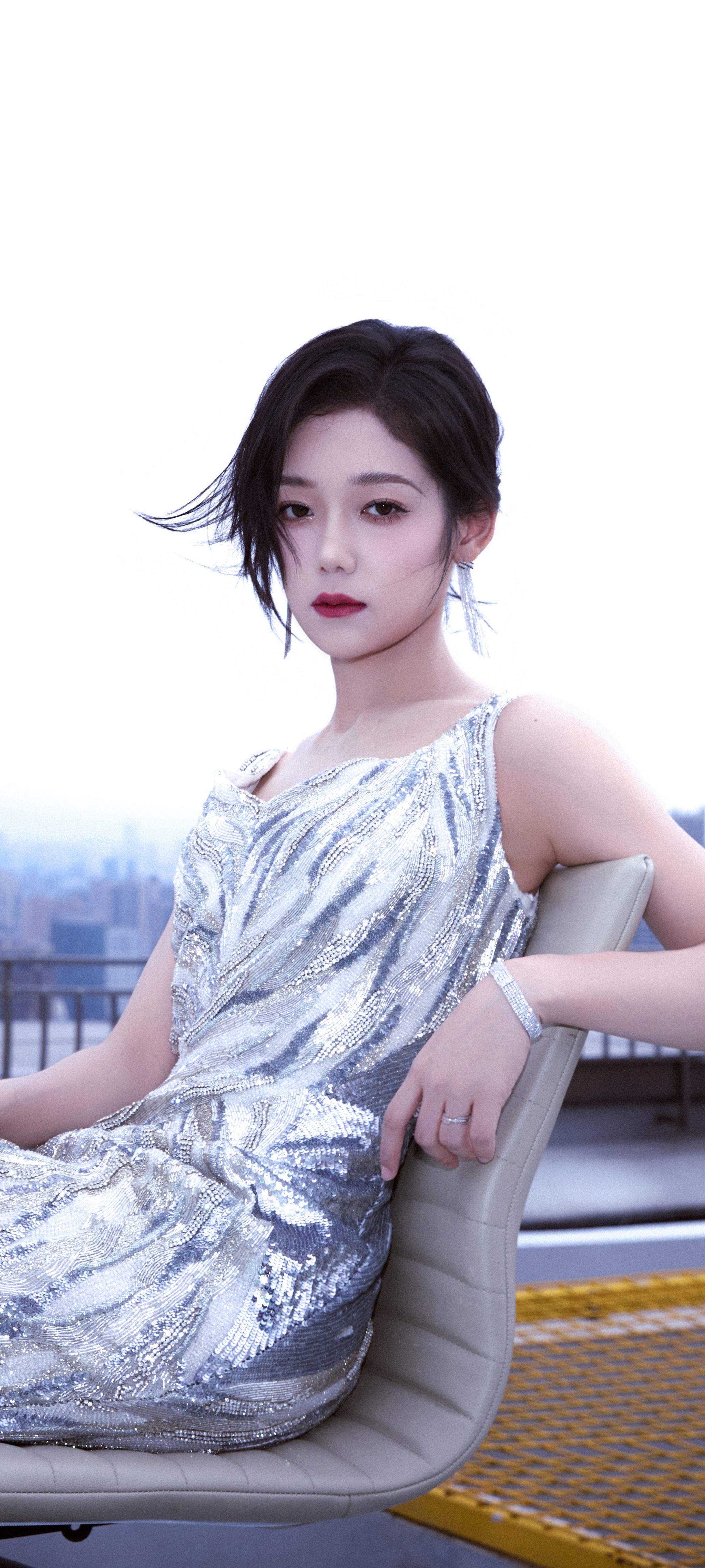 希林娜依高穿搭壁纸：扎发红唇，银河涌动，星芒洒落。希林娜依高