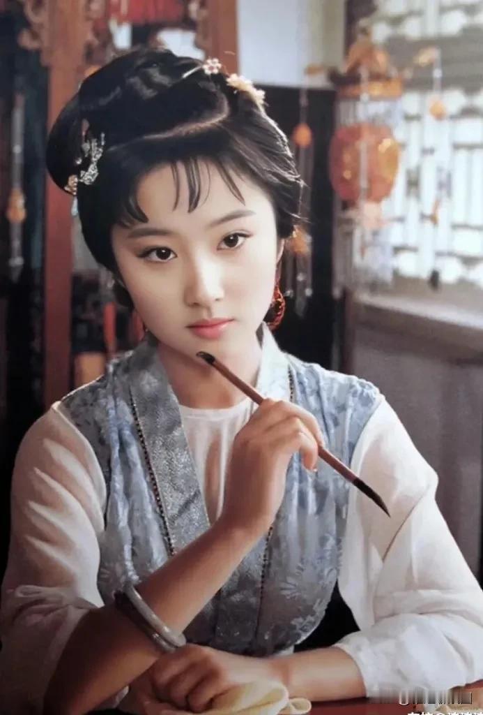 亦菲的外形比较适合演林黛玉，有种古典美，眉眼间也是有几分忧愁。确实比陈晓旭漂亮，