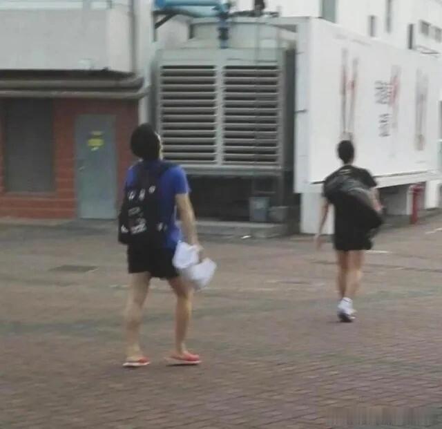 樊振东背着小书包上训～ 