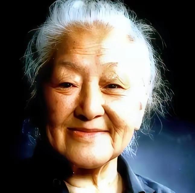 1978年，物理学家钱三强的夫人何泽慧前往集市采买，菜贩斜眼打量着她，语带轻蔑：