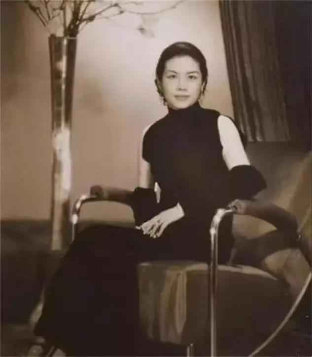 1935年上海，一个20岁的姑娘，当着满堂宾客的面，朝37岁的张伯驹跪下来：“我